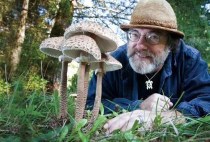 保罗·史塔曼兹，美国微生物学家，也是一位研究蘑菇的专家，头上的帽子是桦多孔菌蘑菇制成的.jpg